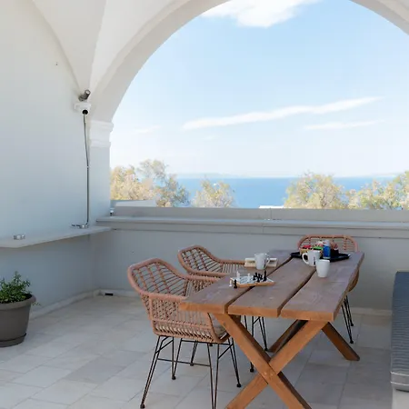 Central Hostel Oia-3